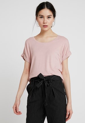 Maglietta a maniche corte rosa chiaro con scollatura rotonda, abbinata a pantaloni a vita alta a righe bianche e nere con vita legata.