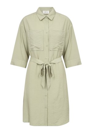 Hellgrünes, knopfbares Kleid mit Kragen, zwei vorderen Taschen und gebundenem Taillengurt. Es hat kurze Ärmel und einen strukturierten Stoff.