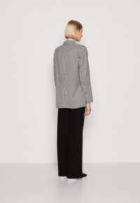 VILA VIDAFNY LOOSE - Blazer - black/houndstooth/white
