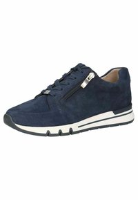 Sneaker in camoscio blu navy con finitura testurizzata, design con lacci, cerniera laterale e suola bianca con accenti neri.
