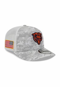 Grau camouflierter Baseballcap mit einem 3D gestickten Bärenlogo in Orange, Mesh-Rückenteil und einem kleinen Aufnäher mit der amerikanischen Flagge an der Seite.