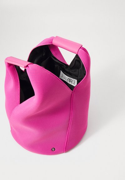 MM6 Maison Margiela LAYERED JAPANESE BUCKET - Kabelka - carmine rose