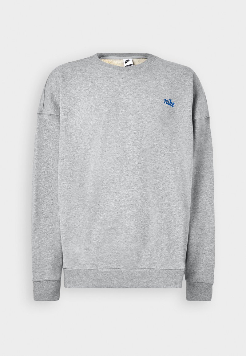 Grauer Sweatshirt aus einer weichen Baumwollmischung, mit Rundhalsausschnitt und gerippten Bündchen, versehen mit einem kleinen blauen Nike-Logo auf der Brust.