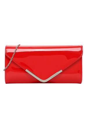 Lesklé červené obdélníkové psaníčko s stříbrným V-šedým kovovým akcentem a tenkým stříbrným řetízkovým popruhem na bílém pozadí.