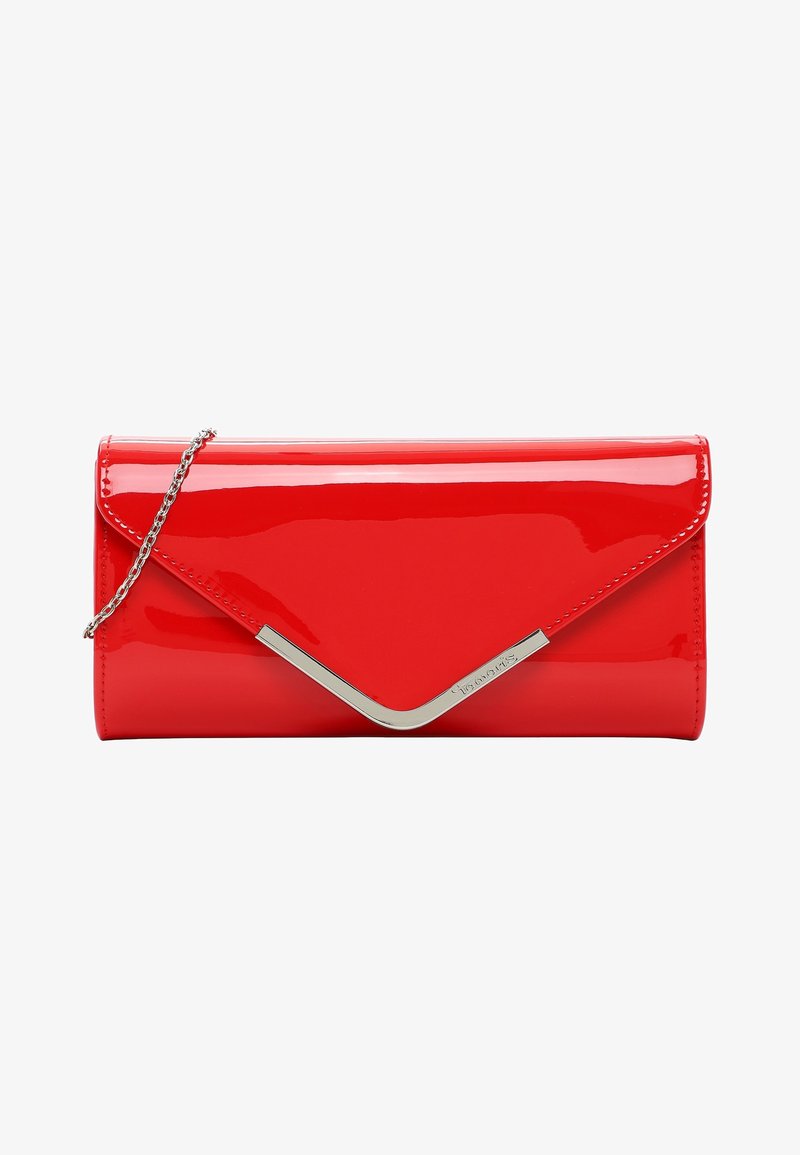 Pochette rouge rectangulaire brillante avec accent en métal argenté en forme de V et fine chaîne argentée sur fond blanc.