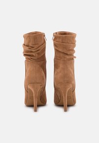 Anna Field Botines de tacón - cognac