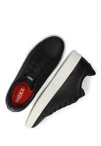 Zapatillas de cuero negro con un acabado texturizado, suela de goma blanca y interior rojo. Cuentan con cordones negros y un logo en la lengüeta.