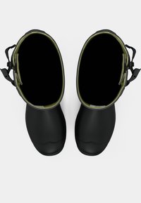 Botas impermeables negras con puntas amplias y redondeadas y un forro verde. Correas ajustables en la parte superior para un ajuste seguro. Textura suave y mate.