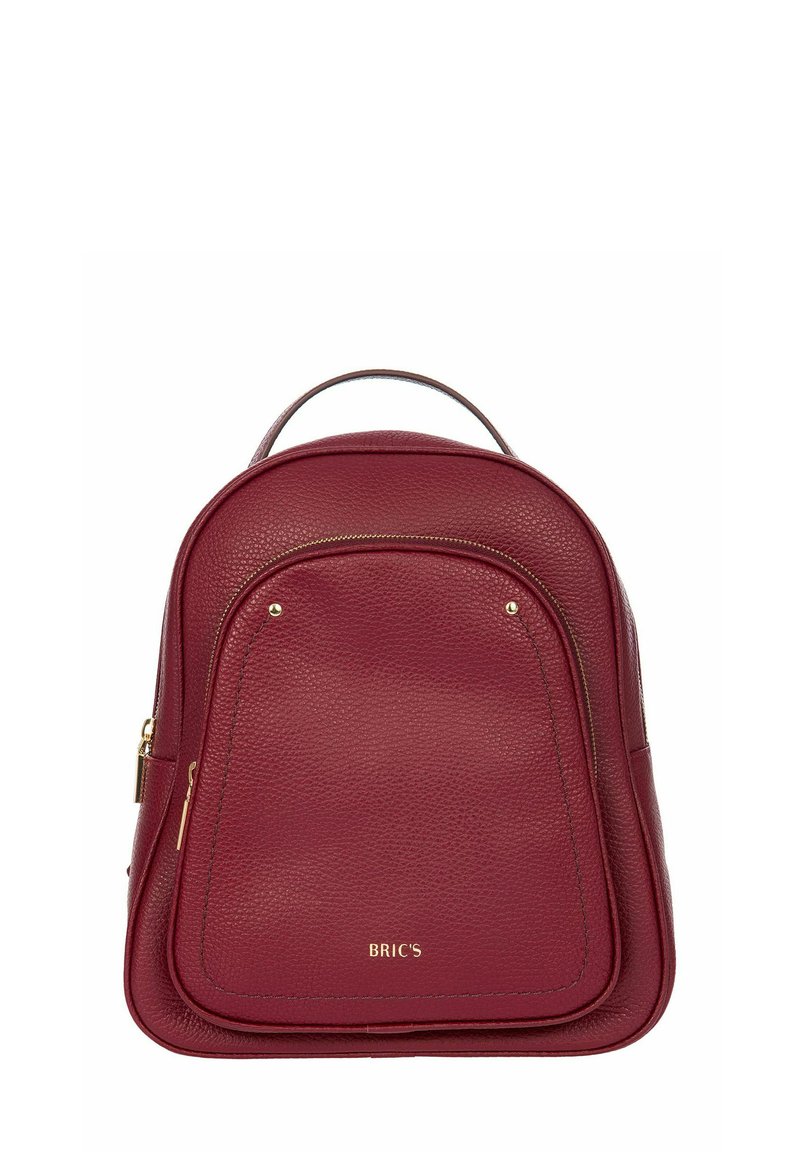Sac à dos en cuir bordeaux de Bric's avec une texture granuleuse, une poignée supérieure et une poche zippée à l'avant. Présente des accents en métal doré.