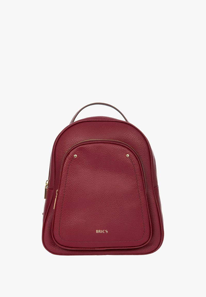 Sac à dos en cuir bordeaux de Bric's avec une texture granuleuse, une poignée supérieure et une poche zippée à l'avant. Présente des accents en métal doré.