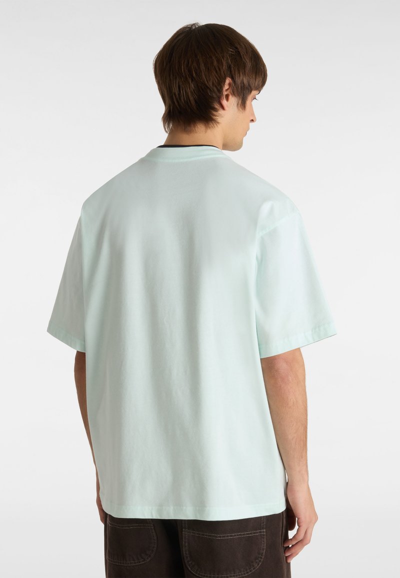 Camiseta de algodón verde menta claro con un corte relajado, mangas cortas y un escote limpio. Sin patrones ni accesorios visibles.