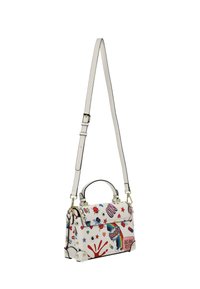 Bolso de piel blanca con un diseño estructurado, que presenta gráficos impresos coloridos, un asa superior, una correa de hombro ajustable y tachuelas decorativas.