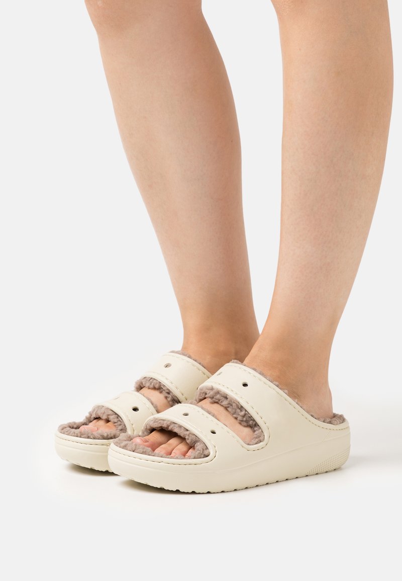 Crocs - CLASSIC COZZZY  - Tofflor & inneskor - bone/mushroom, Förstora