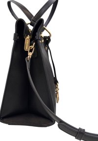 Borsa a tracolla in pelle nera con forma strutturata, dettagli in oro, tracolla removibile, interni texture e doppie aperture.