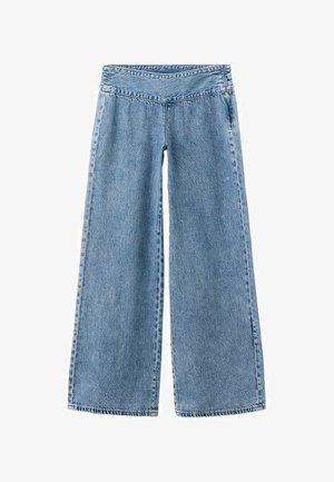 Svetlomodré široké rifle s vysokým pásom a viditeľným prešívaním pozdĺž švov a pásu.