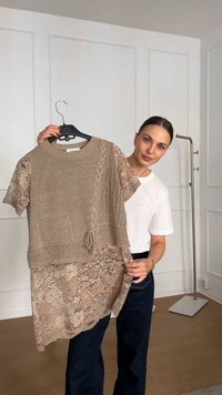 Top tricotat bej cu mâneci scurte texturate, un buzunar croșetat și un strat inferior din dantelă. Are un tiv curbat și un detaliu cu nod.