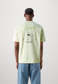 Samsøe Samsøe SAGIOTTO UNISEX - T-shirt con stampa - yellow estate