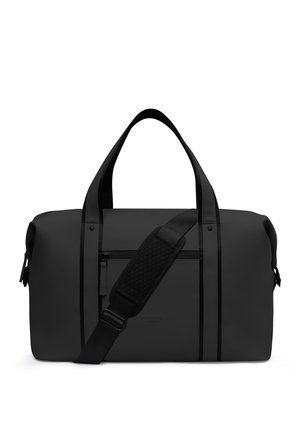 Svart rektangulær duffelbag med to øvre håndtak, frontlomme med glidelås og justerbar polstret skulderstropp, på hvit bakgrunn.