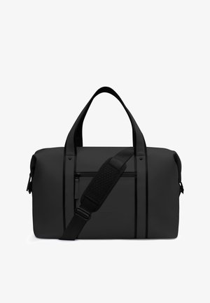 Sort rektangulær sportstaske med dobbelte øverste håndtag, forreste lynlåslomme og justerbar polstret skulderrem, på hvid baggrund.