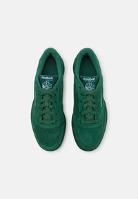 Zielone zamszowe sneakersy o teksturowanym wykończeniu, z zaokrąglonym noskiem, perforacjami oraz logo Reebok Classic na języku.