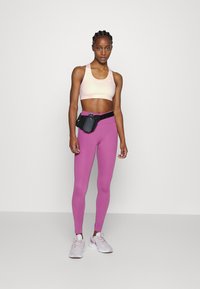 Nike Performance BRA - Sutiã desportivo de suporte médio - atmosphere/white