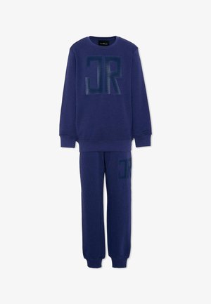 Felpa blu navy e pantaloni jogger abbinati con grandi lettere "JR" scure e testurizzate sul petto e sulla coscia alta.