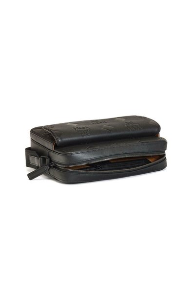 Borsa in pelle nera con dettagli a logo embossato, forma rettangolare, chiusura a doppia zip e manico laterale per un trasporto conveniente.