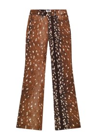 Pantaloni maro cu tiv evazat, prezentând un imprimeu animal texturat cu puncte albe. Țesătura are un finisaj moale și un design cu cinci buzunare.