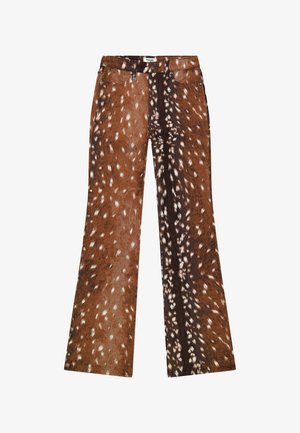 Pantalons évasés marron avec un imprimé animal texturé parsemé de taches blanches. Le tissu a une finition douce et un design à cinq poches.