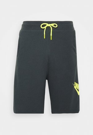 Czarne szorty Nike z neonowożółtym sznurkiem i logo na lewej nogawce, elastyczny pas, przednie kieszenie, długość do kolan.