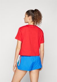 adidas Sportswear ESSENTIALS 3 STRIPES SINGLE CROPPED - Potiskana majica - better scarlet
