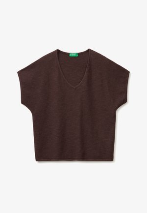 Donkerbruin gebreid topje met korte mouwen, V-hals en losse pasvorm, met een klein groen label bij de halslijn.