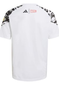 Hvid atletisk skjorte med korte ærmer, med et sort-hvidt mønstret øverste afsnit. Viser Adidas- og Marvel-logoer på ryggen.