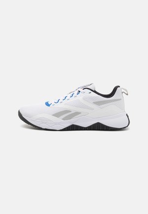 Witte sportieve schoen met een bovenwerk van mesh, blauwe accenten, grijze zijstrepen en een gestructureerde zwarte zool. Bevat een gevoerd kraagje en veters.