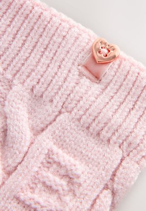 Tessuto lavorato a maglia rosa chiaro con texture a coste. Presenta un bottone a forma di cuore in metallo color oro rosa con la scritta "Babe" incisa.