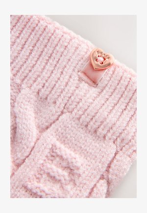 Svijetloružičasta pletena tkanina s rebrastom teksturom. Ima metalni dugmad u obliku srca zlatno-ružičaste boje s ugraviranim natpisom "Babe".