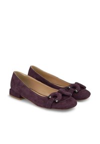 Ballerines en suede violet profond avec un bout rond, un petit talon et un accent de nœud décoratif avec quincaillerie en argent.