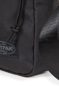 Eastpak THE ONE - Borsa a tracolla - streamed black