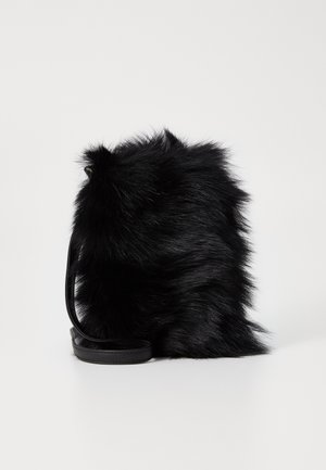 Sac à main en fausse fourrure noire avec une apparence douce et texturée ; il possède une bandoulière en cuir noir et un design de base arrondie pour plus de stabilité.