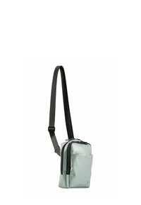 Borsa a tracolla piccola di colore grigio chiaro con tracolla nera regolabile e due scomparti con zip.