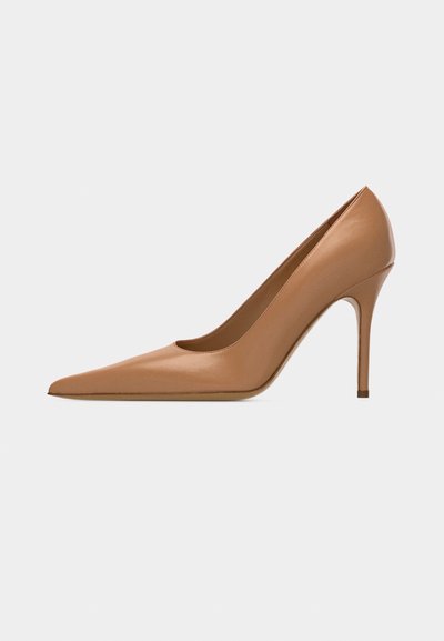 Escarpin en cuir beige à bout pointu avec un talon aiguille fin et une finition lisse sur un fond clair uni.