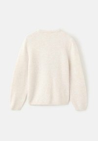 Krémový pletený svetr s dlouhými rukávy a ribovanými manžetami, lemem a límcem, zobrazený zezadu na jednobarevném pozadí.