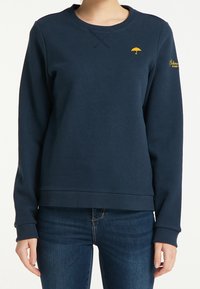 Sweat-shirt bleu marine en tissu doux, avec un logo d'ombrelle jaune et des manches côtelées. Design classique à col ras du cou, style minimaliste.