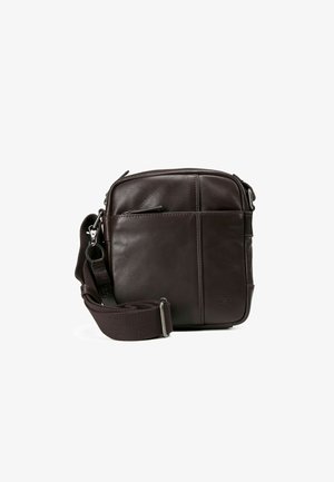 Borsa a tracolla in pelle marrone scuro con finitura testurizzata, chiusura a zip e tracolla in tessuto regolabile. Include una tasca frontale con zip.