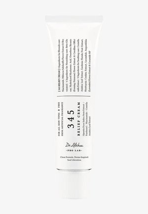 Witte plastic tube met verzachtende crème met zwarte tekst. Het voorlabel bevat de productnaam, het merk en de belangrijkste kenmerken, met een draaidop.