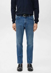 Par de jeans de mezclilla azul con corte recto, que presentan un diseño clásico de cinco bolsillos y detalles de costuras en contraste.