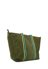 Borsa a tracolla in nylon verde con due strisce verticali blu e gialle, manico largo e forma rettangolare spaziosa. Texture liscia e leggera.
