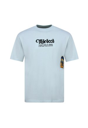 Lichtblauw T-shirt met korte mouwen met zwarte tekst "Morocco" en kleinere tekst eronder, plus een kleine kleurrijke afbeelding aan de rechterkant.