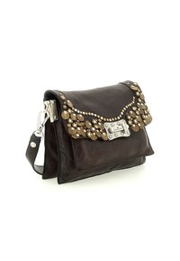 Borsa in pelle di colore marrone scuro con decorazioni metalliche. Presenta una patta con accenti decorativi in argento e oro, e una tracolla removibile.