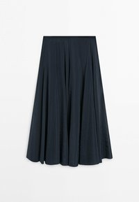 Sort A-formet midinederdel med et glat, let skinnende stof og et flydende, plisseret design.